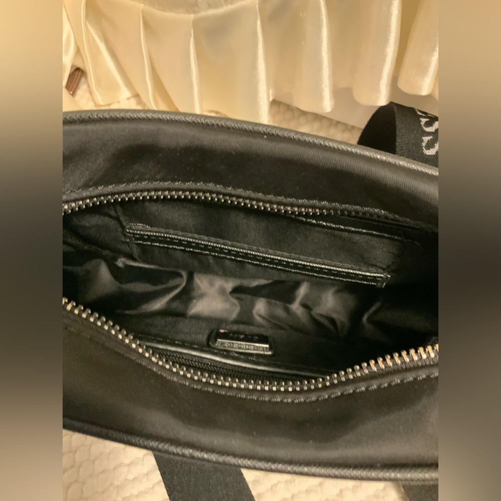 GUESS - Picture 8 of 9